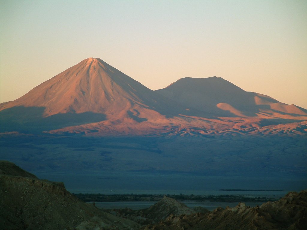 25-Valle de la Luna, sunset over the volcano Licancabur.jpg - Valle de la Luna, sunset over the volcano Licancabur